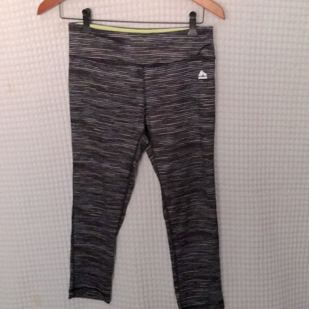 Yoga pants. Size M, tag has removed. Waist 28", length 29".